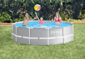 Intex Frame Pool 26716 im Garten aufgebaut