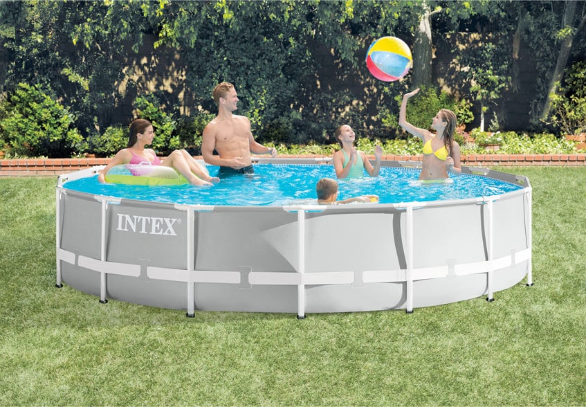 Der Intex Prism Frame Pool 26724 im Garten aufgebaut.