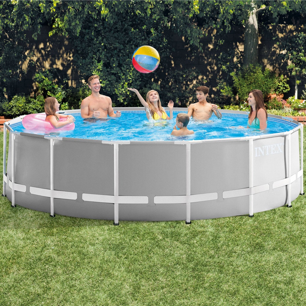 Familie spielt mit einem Ball in Ihrem Intex Prism Frame Pool 26726 - 457x122cm Set inkl. Pumpe