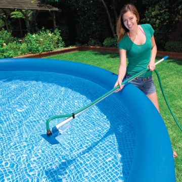 Frau reinigt Ihren Pool mit dem Intex Reinigungsset 28002 mit Venturi Sauger