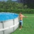 Mann reinigt seinen Pool mit dem Intex Reinigungsset 28002 mit Venturi Sauger