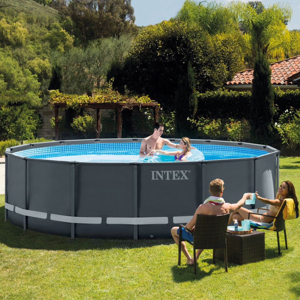 Intex XTR Frame Pool 2632 - 488x122cm Set inkl. Pumpe im Garten aufgestellt