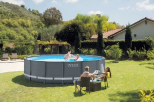 Intex Frame Pool 26326 im Garten aufgebaut