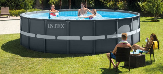 des Intex XTR Frame Pool 26330 im Garten aufgebaut