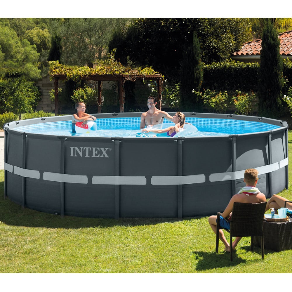 Im Garten aufgebauter Intex XTR Frame Pool 26330 - 549x132cm Set inkl Pumpe