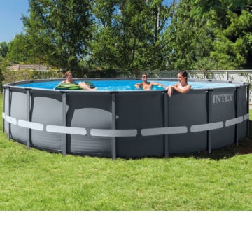 Der Intex XTR Frame Pool 26334 - 610x122cm Set inkl. Pumpe aufgebaut in einem Garten