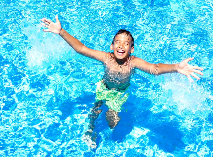 Kind freut sich im Poolwasser