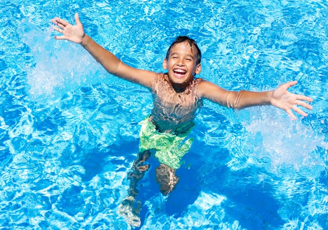 Kind freut sich im Poolwasser