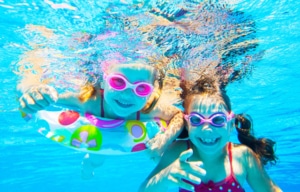 Kinder im Poolwasser freuen sich