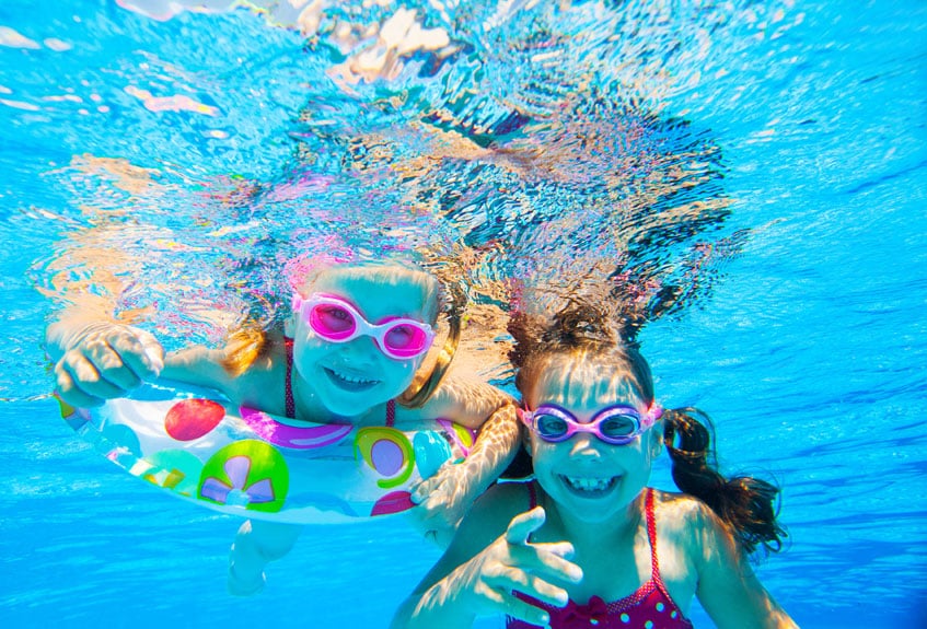 Kinder spielen unter Wasser