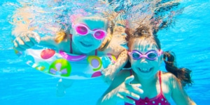 Kinder tauchen im Pool unter Wasser