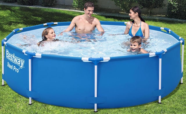 Familie spielt im Steel Pro™ Frame Pool, 305 x 76 cm, ohne Pumpe, rund, blau