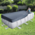 Frau spannt die Flowclear™ PVC-Abdeckplane, 396 x 185 cm, für eckige 412 x 201 und 404 x 201 cm Power Steel™ Pools, über ihren Pool