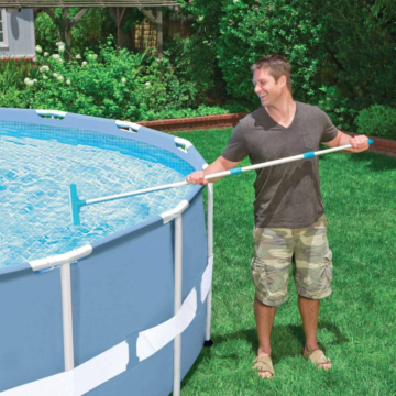 Mann reinigt seinen Pool mit einer Intex Poolbürste schmal 0775447