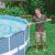 Mann reinigt seinen Pool mit einer Intex Poolbürste schmal 0775447