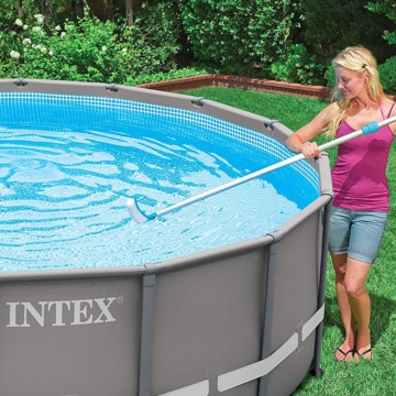 Frau reinigt Ihren Pool mit der Intex gebogene Bürste 40,6-cm 0775448