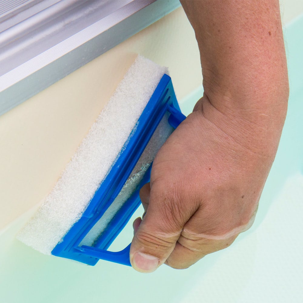 Reinigung des Pools mit der Steinbach Handschrubber De Luxe