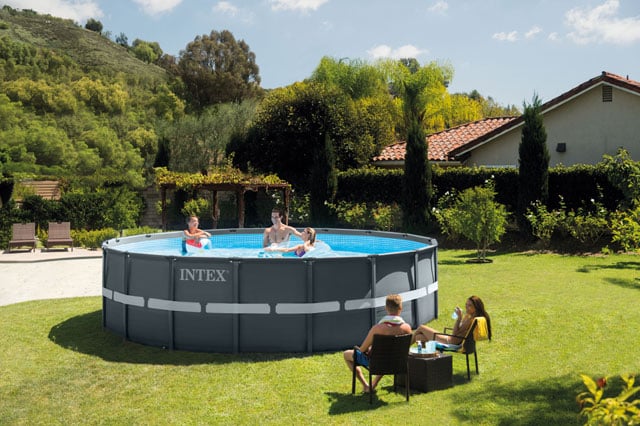 Intex XTR Frame Pool 26330 im Garten aufgebaut
