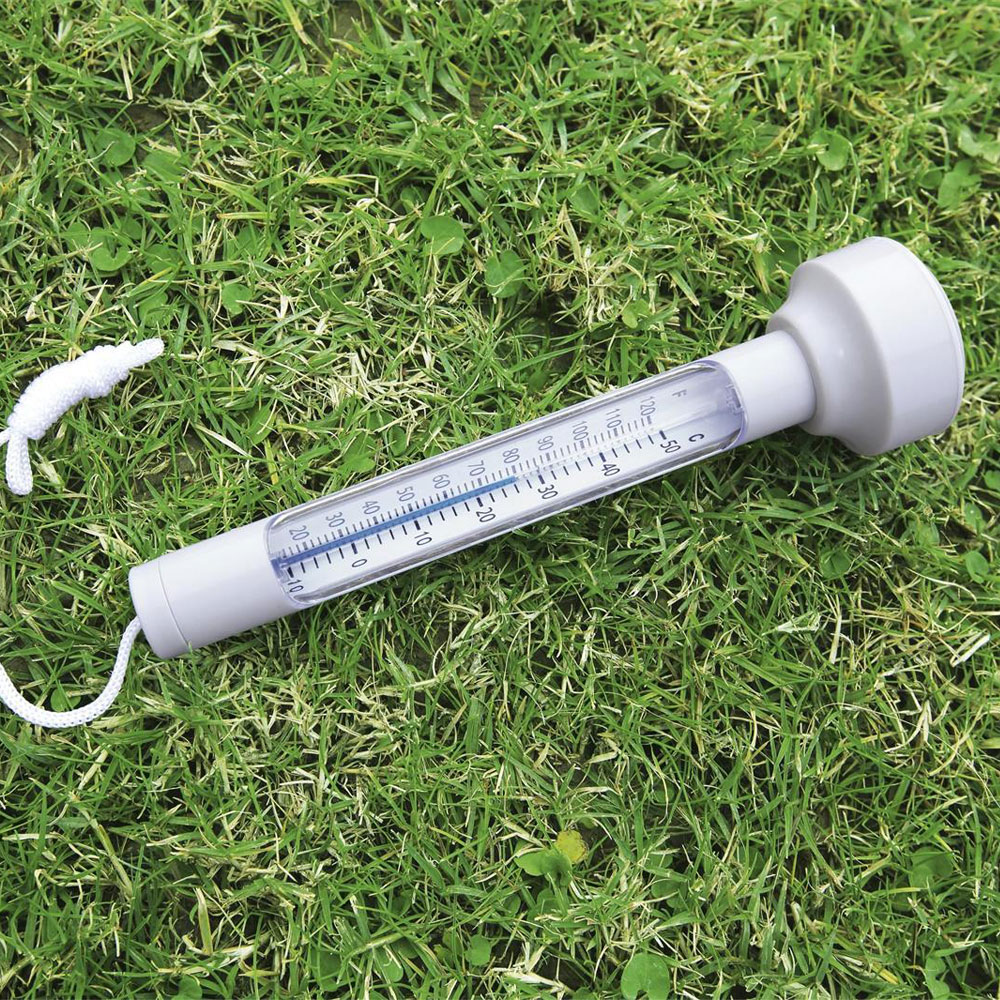Flowclear™ Schwimmendes Pool-Thermometer liegt im Gras