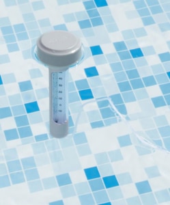 Flowclear™ Schwimmendes Pool-Thermometer schwimmt im Wasser