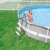 Kind steigt mit Hilfe der Intex Pool Leiter bis 91 cm in den Pool