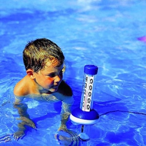 Kind im Pool mit dem TFA Dostmann Pool Thermometer Neptun