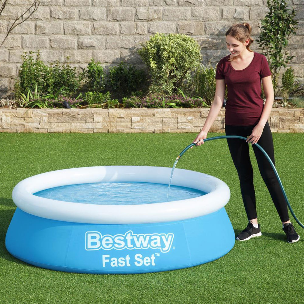 Frau befüllt den Bestway Fast Set Pool - 183x51 cm mit Wasser