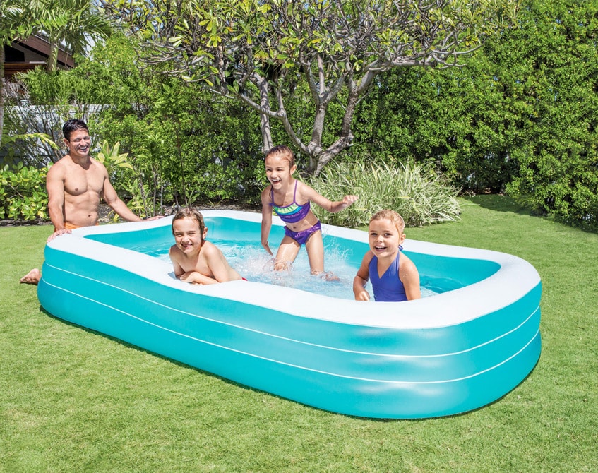 Kinder spielen im Intex Swim Center Family Pool 58484 im Garten