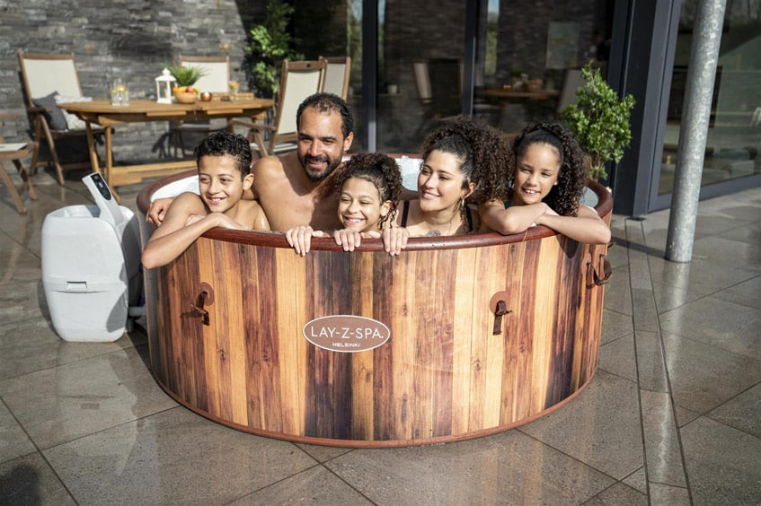Familie sitzt im Helsinki Whirlpool 60025