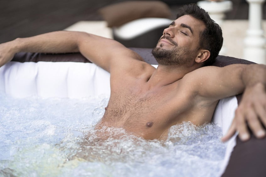 Mann entspannt sich im 60033 Maldives HydroJet Whirlpool