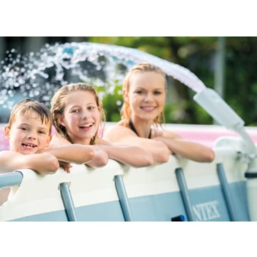 Familie freut sich über den Intex Wasserfontäne für Pool Multi Color LED Wassersprüher 28089 am Pool