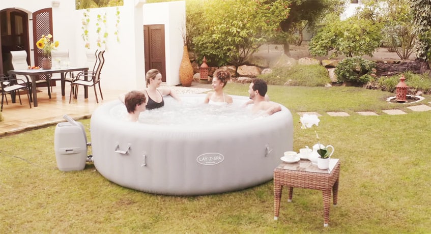Vier Menschen entspannen sich im Whirlpool Granada