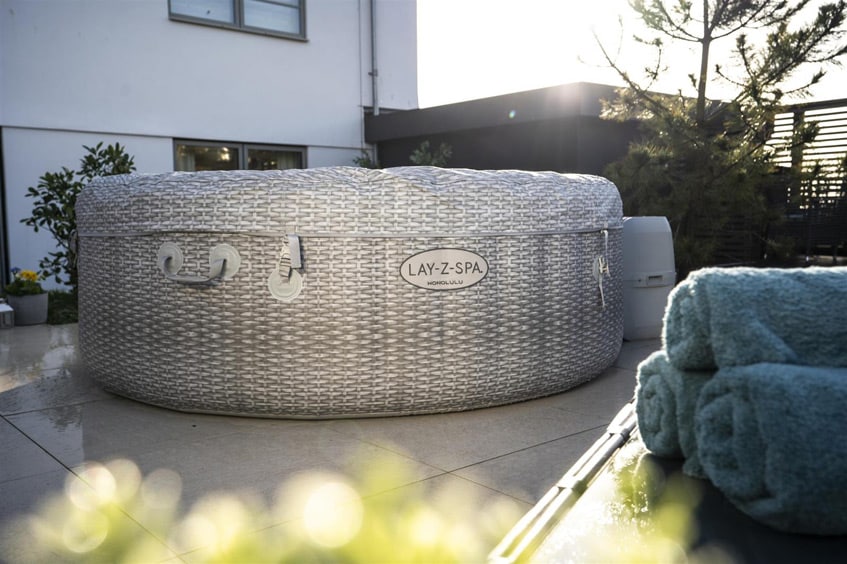 Der Bestway Honolulu Whirlpool auf der Terrasse aufgebaut