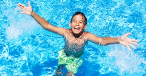 Kind planscht im Poolwasser