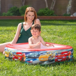 Kind planscht im Intex Cars Play Box Pool - Kinderplanschbecken - 86 x 86 x 25 cm