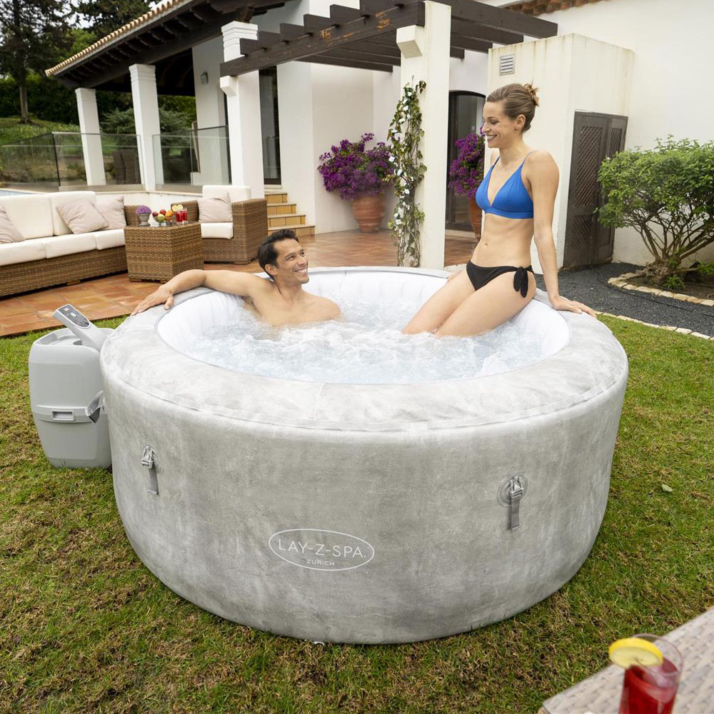 Zwei Menchen entspannen sich im Bestway® LAY-Z-SPA® ECO-Whirlpool Zurich AirJet™ Ø 180 x 66 cm, rund