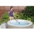 Frau reinigt den Whirlpoolboden mit dem Bestway® LAY-Z-SPA® Xtras Akku - Pool- & Spa-Sauger 150 x 16,8 x 9,6 cm
