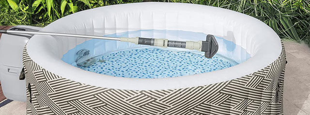 Bestway® LAY-Z-SPA® Xtras Akku - Pool- & Spa-Sauger 150 x 16,8 x 9,6 cm und ein Whirlpool