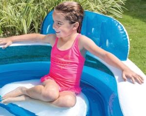 Kind auf dem Sitzkissen des Intex Aufblasbares Swim Center Family Lounge