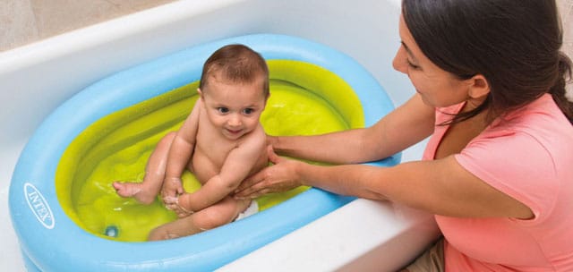 Baby im Intex Baby Bath Tube Set - Baby Planschbecken