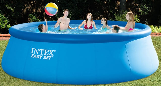 Menschen planschen im Intex Easy Pool 26168 - 457x122 cm Set