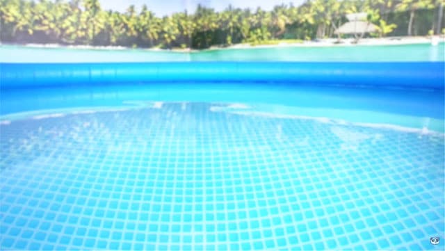 Wasseroberfläche und Luftring des Intex Easy Pool