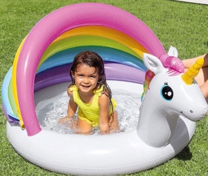 Kind planscht unter Aufsicht im Intex Einhorn Baby Pool - Planschbecken Unicorn 127 x 102 x 69 cm