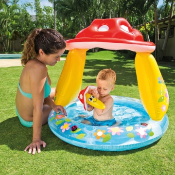 Baby spielt im Garten im Intex Mushroom Baby Pool Ø 102 x 89 cm - Baby Pool Pilz