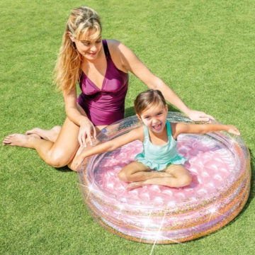 Kind planscht im Intex Planschbecken Glitter Mini Pool - 86 x 25 cm