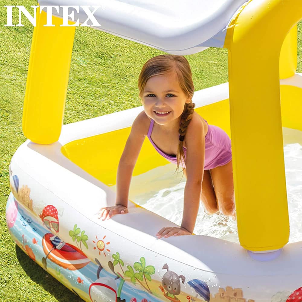 Mädchen spielt im Intex Sonnenschirm Aquarium Pool - Kinder Planschbecken Sun Shade Pool