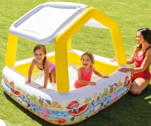 Mädchen spielen im Intex Sonnenschirm Aquarium Pool - Kinder Planschbecken Sun Shade Pool