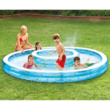 Kinder spielen im Intex Wishing Well Pool Wunschbrunnen