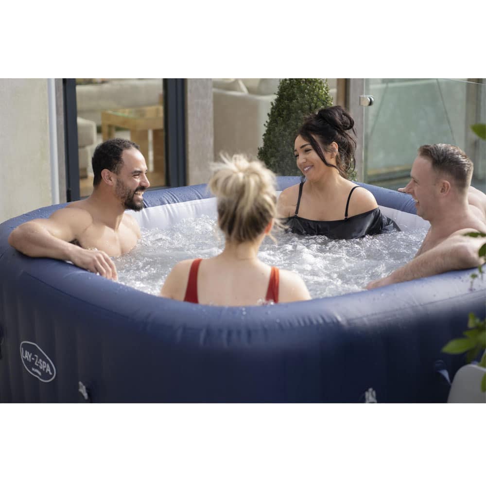Menschen entspannen sich im LAY-Z-SPA® Hawaii AirJet™ Whirlpool, 180 x 180 x 71 cm, 4-6 Personen, eckig, blau