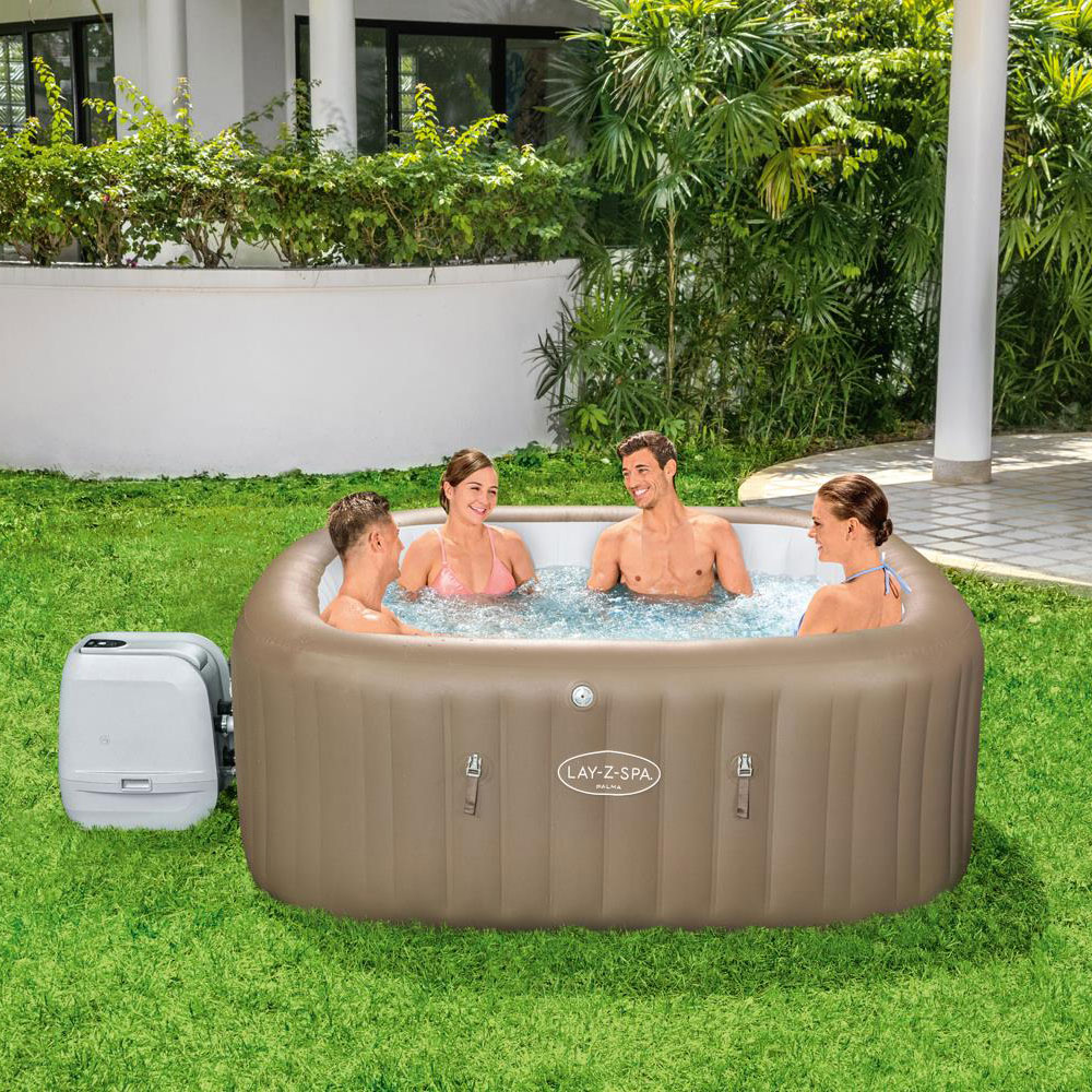 vier Personen entspannen im LAY-Z-SPA® Palma HydroJet Pro™ Whirlpool, 201 x 201 x 80 cm, 5-7 Personen, eckig, braun
